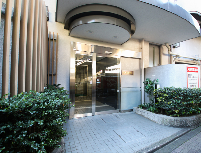 入口（B）よりお入りください。auの角を左に曲がり、甲州街道沿いの「笹塚総榮ビル」にございます。